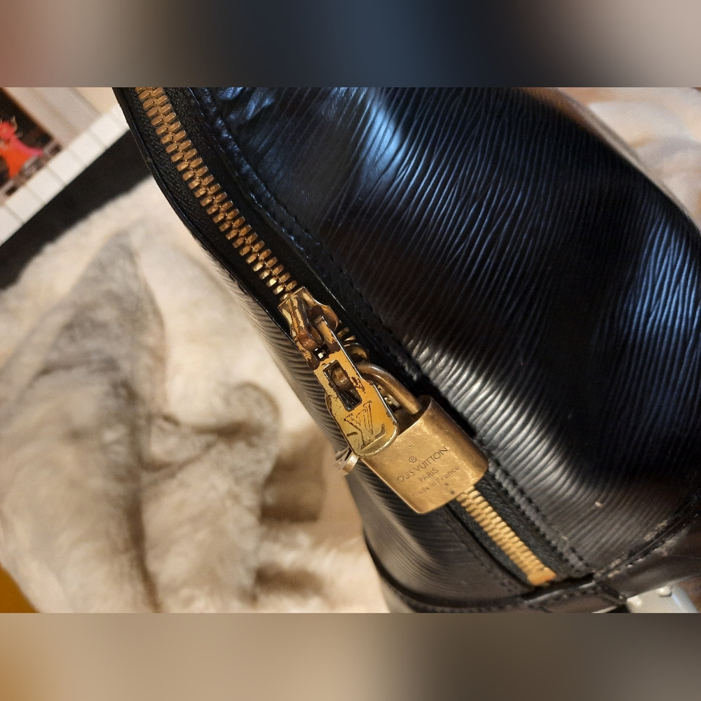 Louis Vuitton Vintage Epi Alma PM - Picture 14 of 16